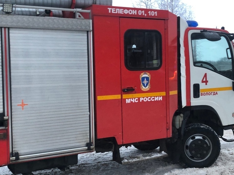 Пожар произошел на деревообрабатывающем предприятии в Вологде