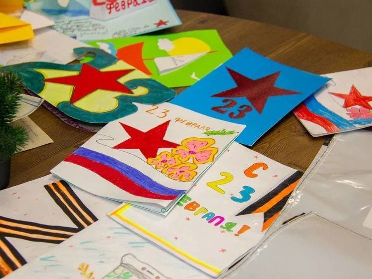 Дети из Надыма подготовили открытки к 23 Февраля для ребят и мужчин-учителей из Волновахи