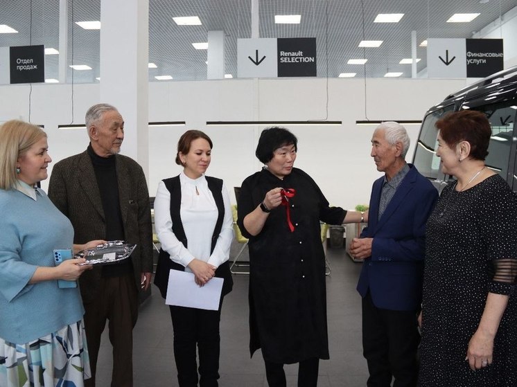 Семье из Бурятии, усыновившей 20 детей, подарили внедорожник