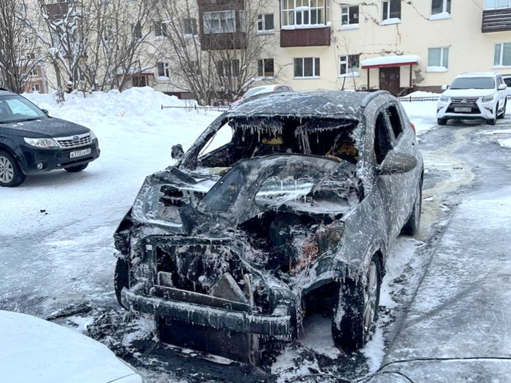 На улице Республики в Салехарде ранним утром сгорела машина