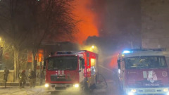 В центре Москвы загорелись постройки на территории зала "Известия Холл": видео