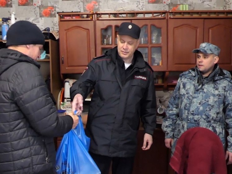  Херсонские полицейские привезли гуманитарную помощь в Семихатку