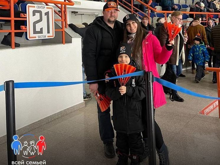 Победители семейных стартов в Хабаровске всей семьей сходили на хоккей