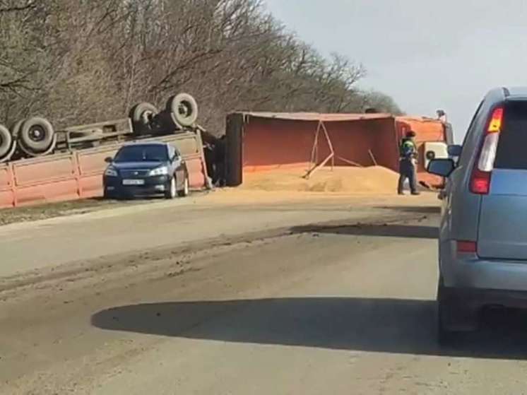 На донской трассе перевернулся грузовик с зерном