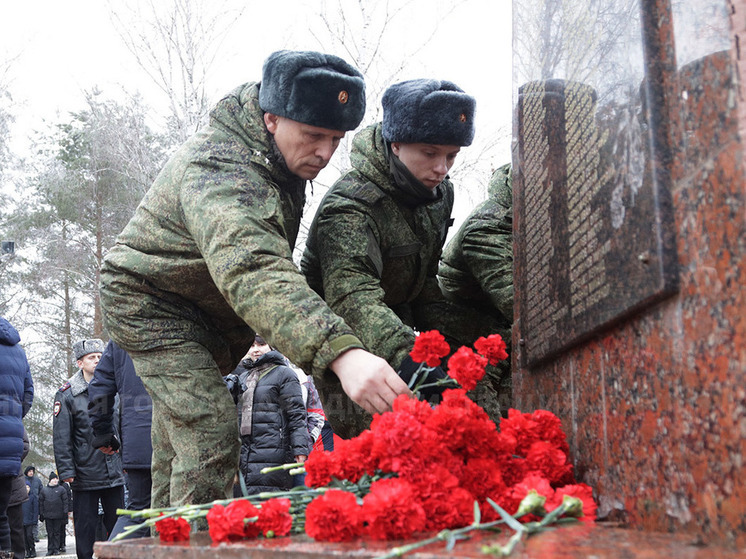 В Брянске к памятнику «Круговая оборона» возложили сотни гвоздик
