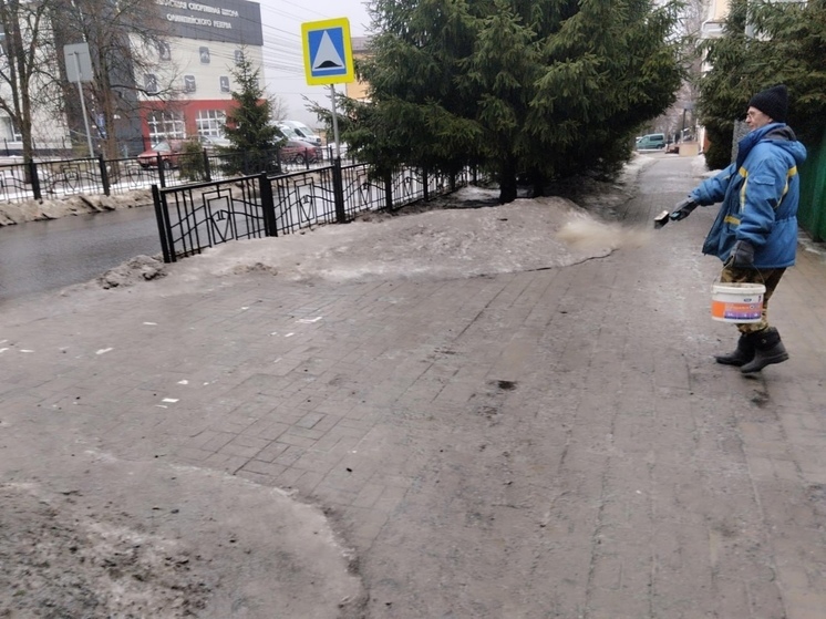 В Курске за 4 дня коммунальщики израсходовали 689 кубометров песко-соляной смеси