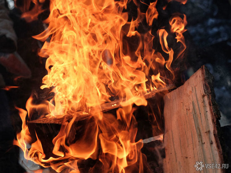 Огонь охватил аварийный дом в Новокузнецке