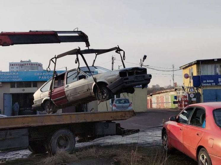 В Калининграде продолжают убирать брошенные авто с улиц города