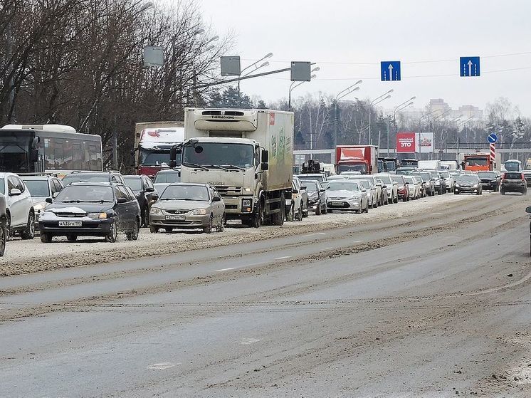 Из-за снегопада на дорогах Москвы образовались пробки в девять баллов