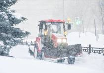 Над ликвидацией последствий мощнейшего снегопада на дорогах Подмосковья работает муниципальная и региональная техника