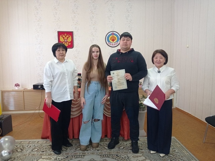 В одном из районов Калмыкии семьи поздравили с серебряной свадьбой