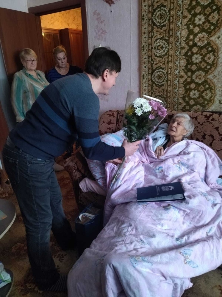 Депутат Григорий Стороненков поздравил псковичку с 90-летием