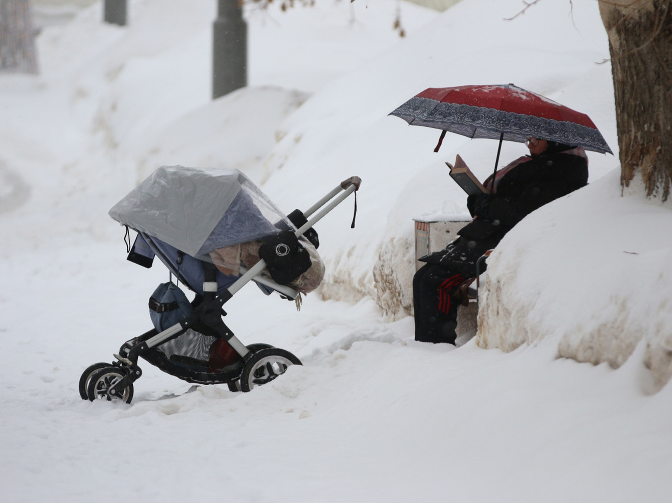 На Москву обрушился небывалый снегопад: атмосферные кадры с улиц столицы