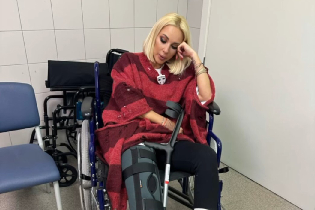 Смеется в больнице. Смеется в больнице. Ребенок в палате. Полицейский ударил ногой женщину в живот. Постельный режим пациента.