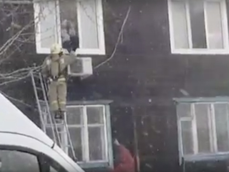 В Туве пожарные спасли 4-х человек из двухэтажки