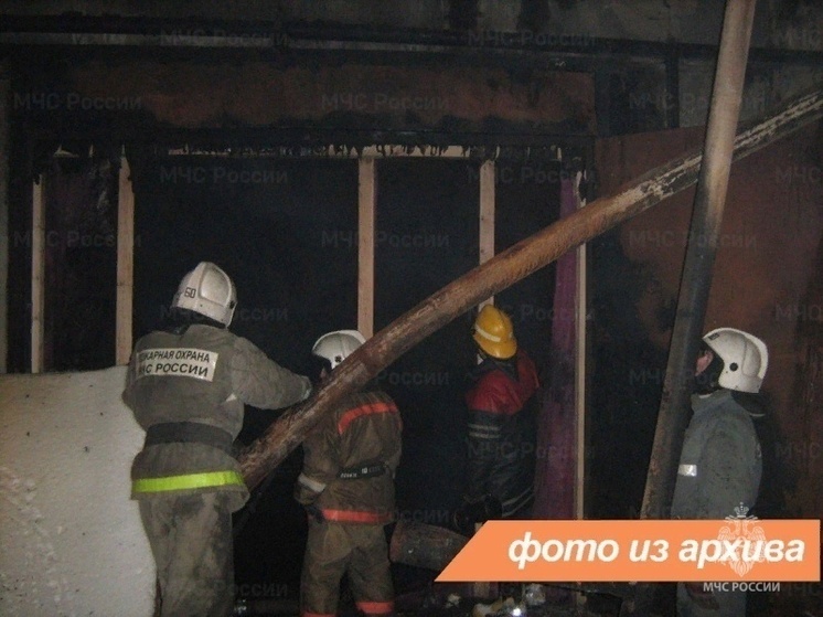 Горящие постройки в Тихвине потушили восемь пожарных