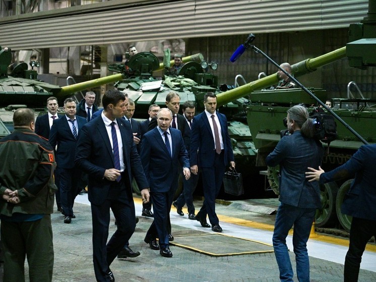 Путину показали готовые к отправке в войска современные танки