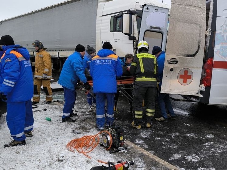 Спасатели деблокировали пострадавших после ДТП с грузовиком на «Коле»