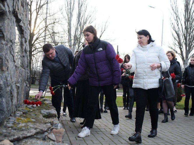 Сотрудники и студенты МелГУ возложили цветы к Памятнику воинам-афганцам