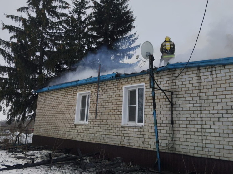 В курской деревне Волжанец 15 февраля сгорела кровля дома