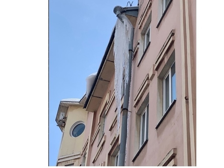 Ярославцы сфотографировали царь-сосульку, которая «украшает» один из домов