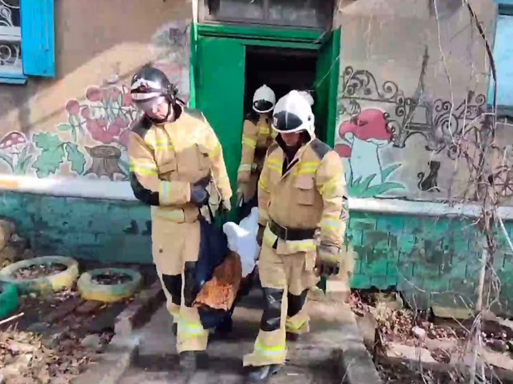 Сотрудники МЧС спасли жительницу Снежного, запертую в квартире