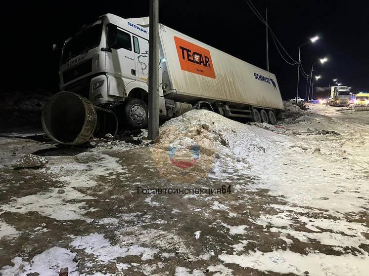 У поселка Соколовый фура оказалась в кювете