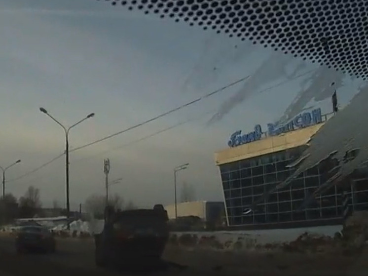 Появилось видео ДТП с перевернувшейся на крышу иномаркой в Твери