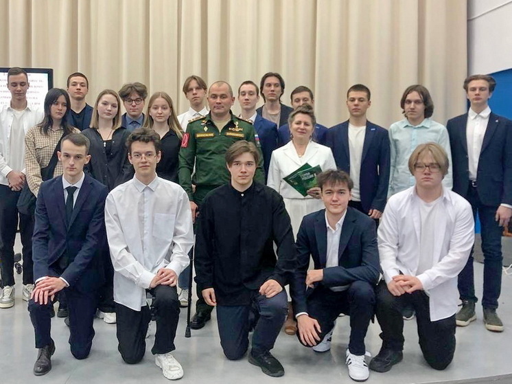 В губкинской школе Герой России провел урок мужества