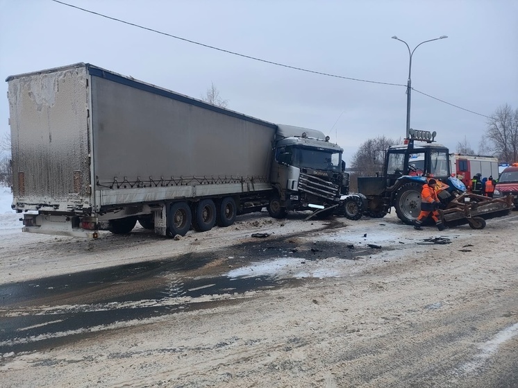 На М-9 в Тверской области трактор не уступил дорогу фуре: в ДТП есть пострадавший