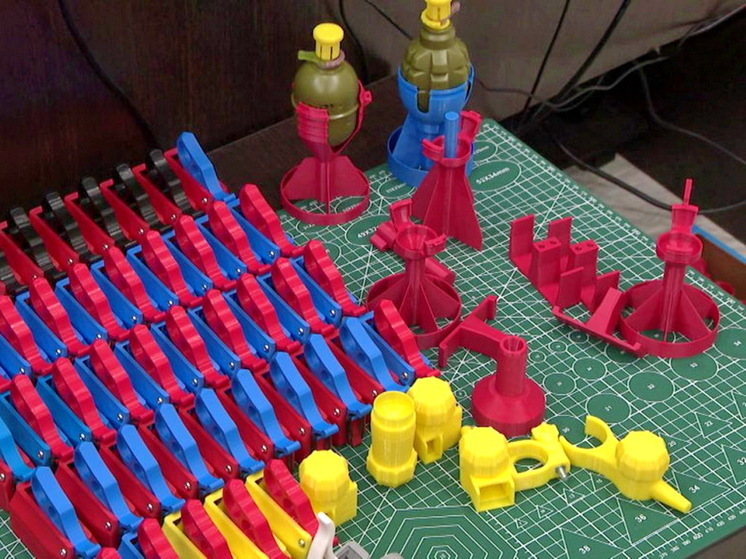 Житель Лабытнанги печатает на 3D принтере детали для вооружения бойцов СВО