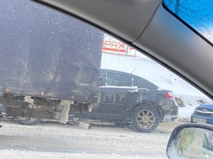 На Куйбышевском шоссе в Рязани столкнулись три автомобиля