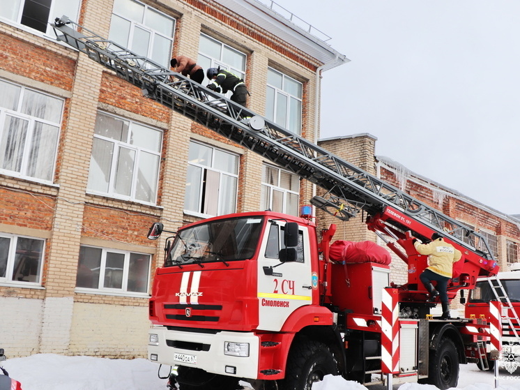 Смоленские пожарные снова пошли в школу