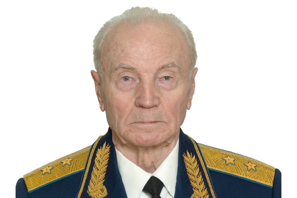 A major Soviet military leader, aviation lieutenant general Vasily Makarov, has died