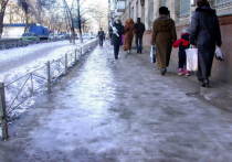 Жители областного центра вынуждены ходить по проезжей части — тротуары обледенели и превратились в каток