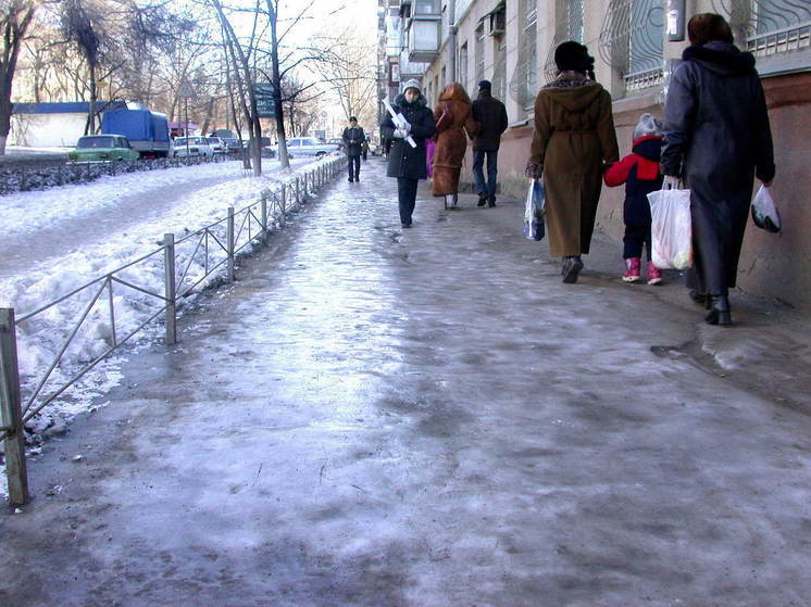 Саратовцы жалуются на скользкие тротуары