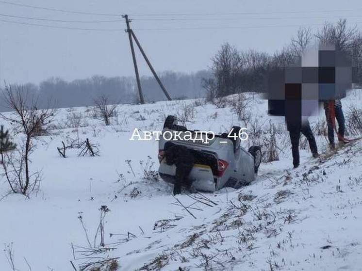 На трассе в Курской области легковушка вылетела в кювет и перевернулась