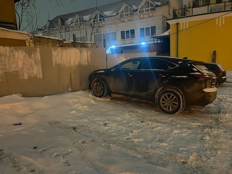 На улице Мюнстерской в Рязани пьяный водитель Lexus врезался в ограждение