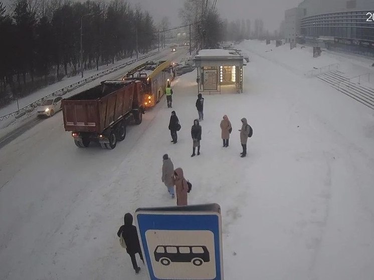 В Ярославле КАМАЗ протаранил новый троллейбус
