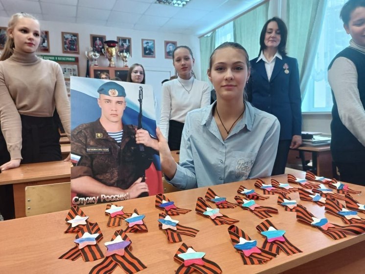 Протвинские школьник сделали талисманы для участников СВО
