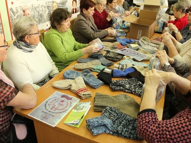 Жительницы Коряжмы связали носки бойцам СВО