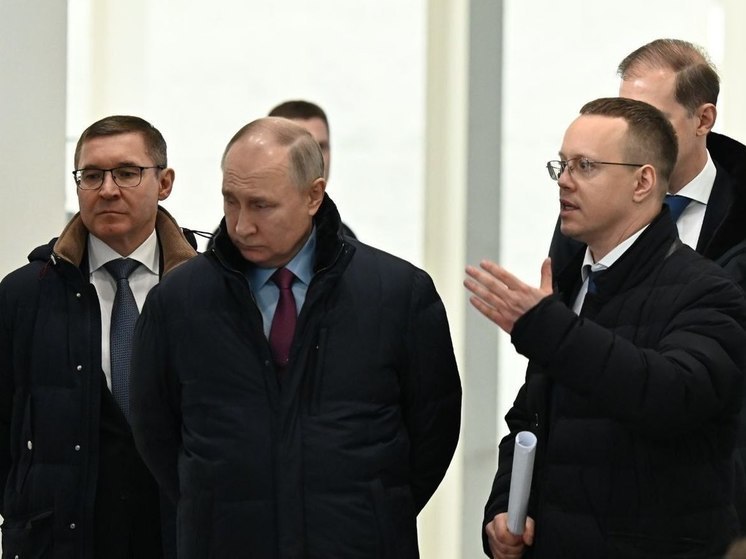 В Челябинске Владимир Путин осматривает Завод роботов