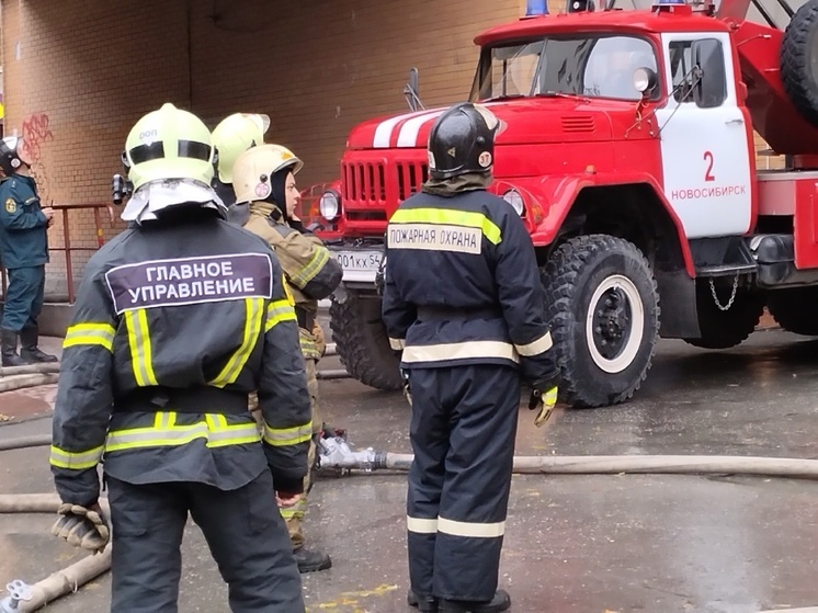 В Новосибирске 6 человек эвакуировали из горящей многоэтажки
