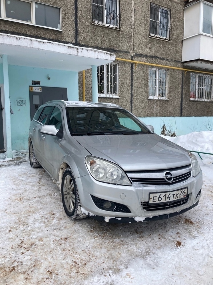 Водитель перегородил иномаркой вход в подъезд тверской пятиэтажки