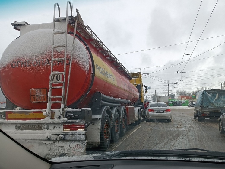 В Курске бензовоз протаранил легковушку