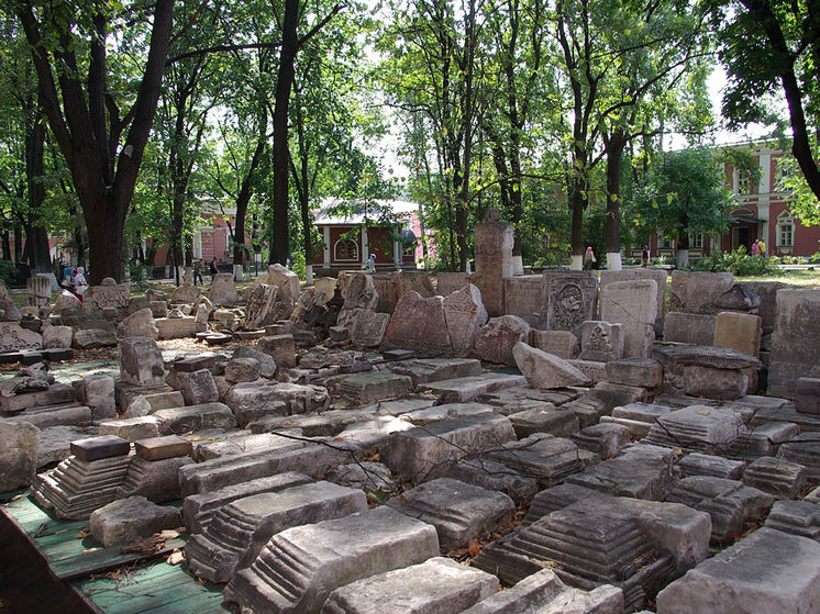 Все памятники находятся на территории некрополя Донского монастыря