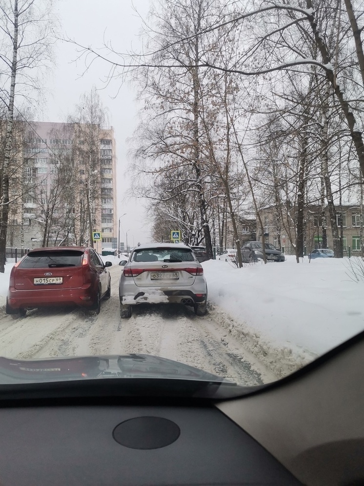 В Твери водитель бросил автомобиль на проезжей части и ушел