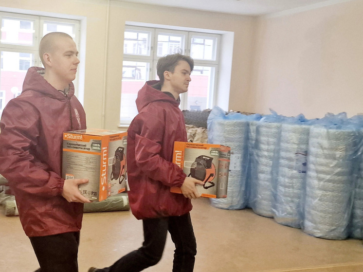 Студенты Президентской академии в Орле отправили свечи и медикаменты на передовую