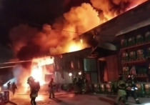 Площадь пожара в производственном здании в Ижевске выросла до трех с половиной тысяч квадратных метров