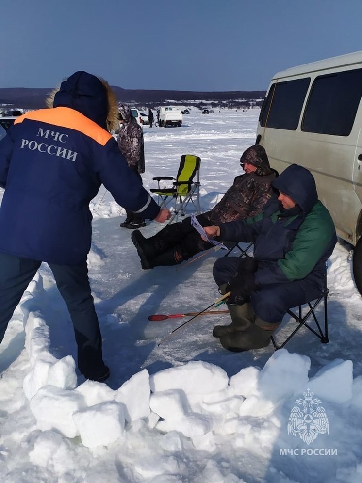 В Хабаровском крае проводят беседы с любителями зимней рыбалки